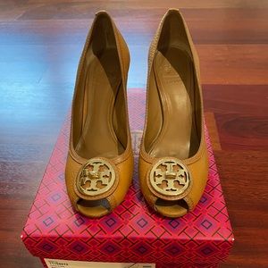 Tory Burch Selma open toe wedge- tan
